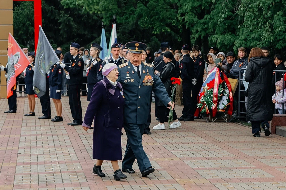 В Челнах почтили память 12 героев, чьи бюсты установлены в парке Победы (фото)