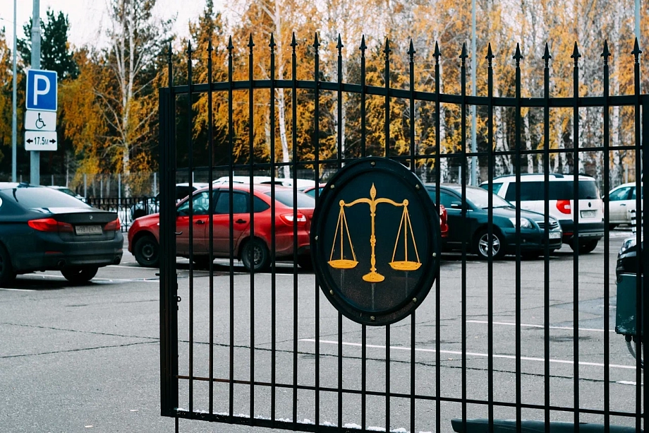 «У директора сложилось предвзятое отношение ко мне. Он начал меня терроризировать, говорить: «Увольняйтесь». «У директора сложилось предвзятое отношение ко мне. Он начал меня терроризировать, говорить: «Увольняйтесь».