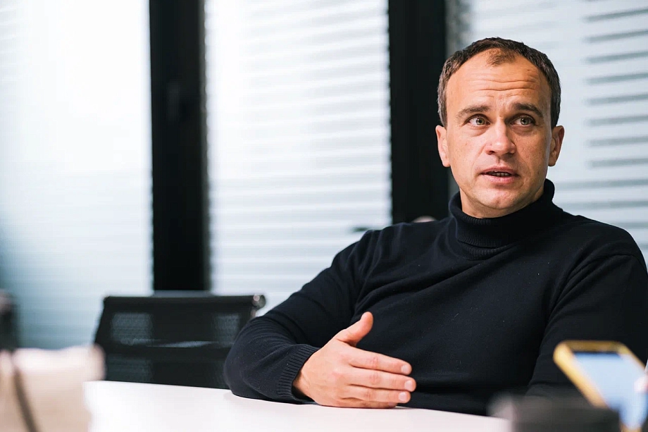«Когда мобильного интернета нет, то и продаж тоже нет, все стоит. Если брать выручку, то 90% клиентов приходят с банковской картой»