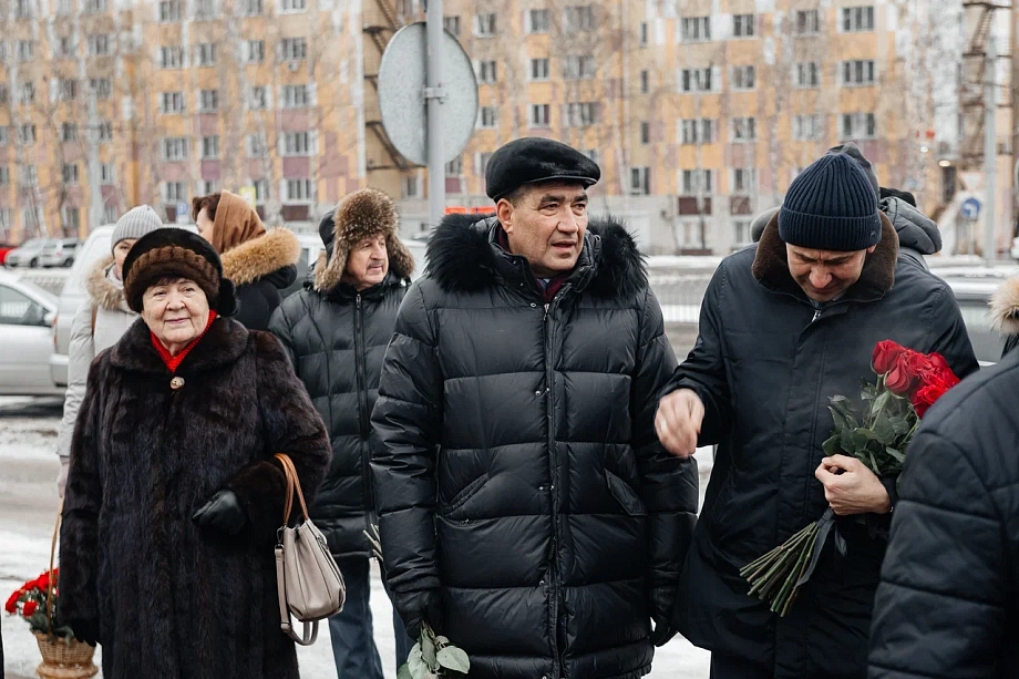 Фото: в Челнах почтили память первого руководителя города Раиса Беляева 