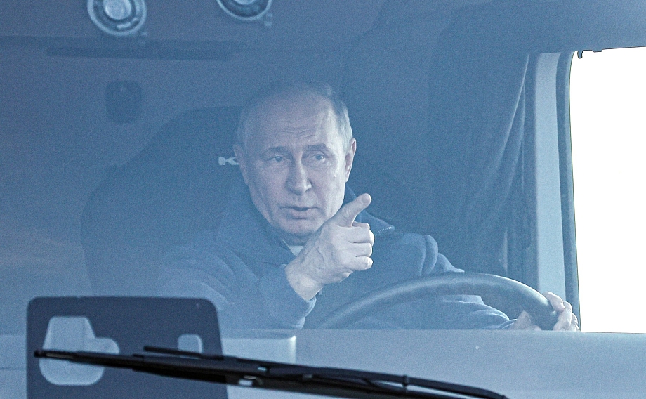 Владимир Путин за рулем КАМАЗа проехал по трассе М-12