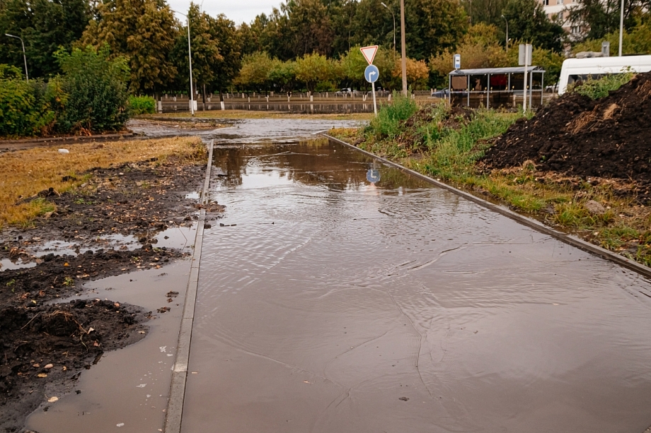 Фото: как город «поплыл» после ливня и встал в пробках Фото: как город «поплыл» после ливня и встал в пробках