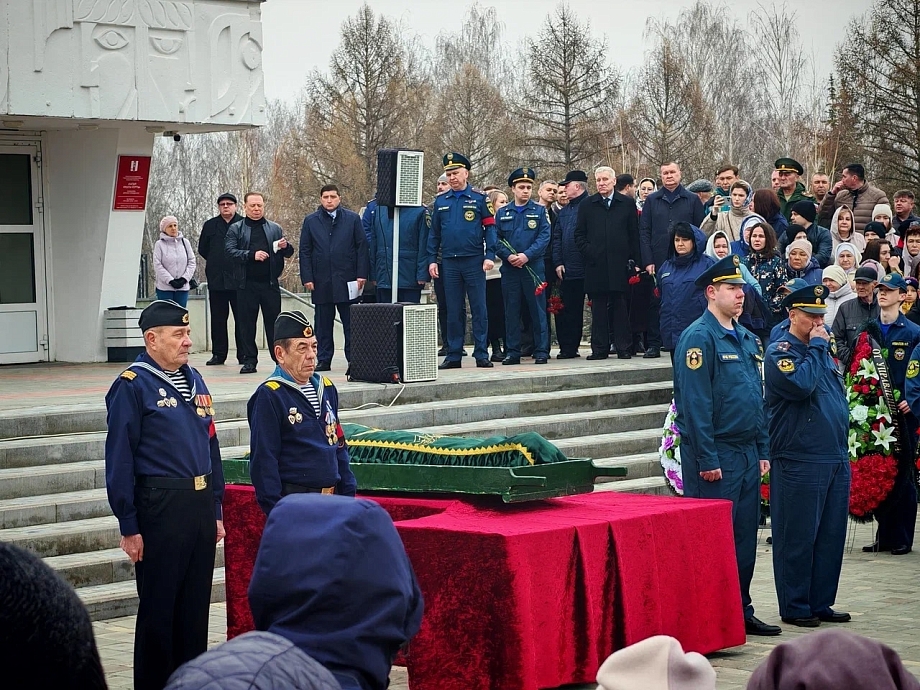 Тысячи скорбящих простились в Нижнекамске с погибшим пожарным