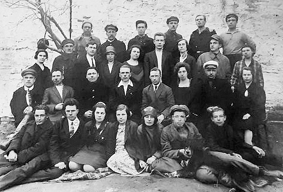 «Мир, труд, май» в Челнах: от массовых шествий до современных реалий