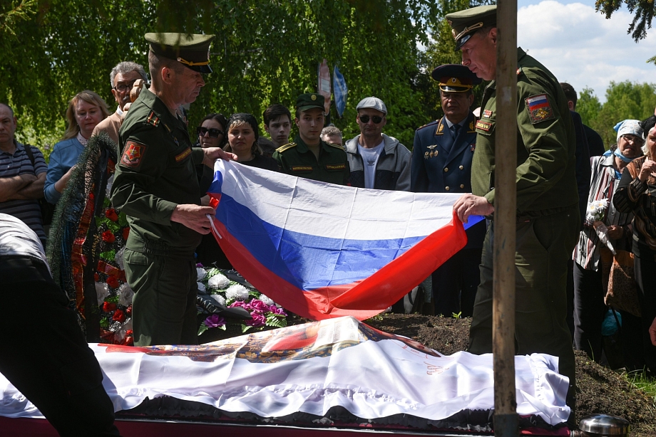 В Челнах похоронили погибшего на Украине многодетного отца Василия Маковеева