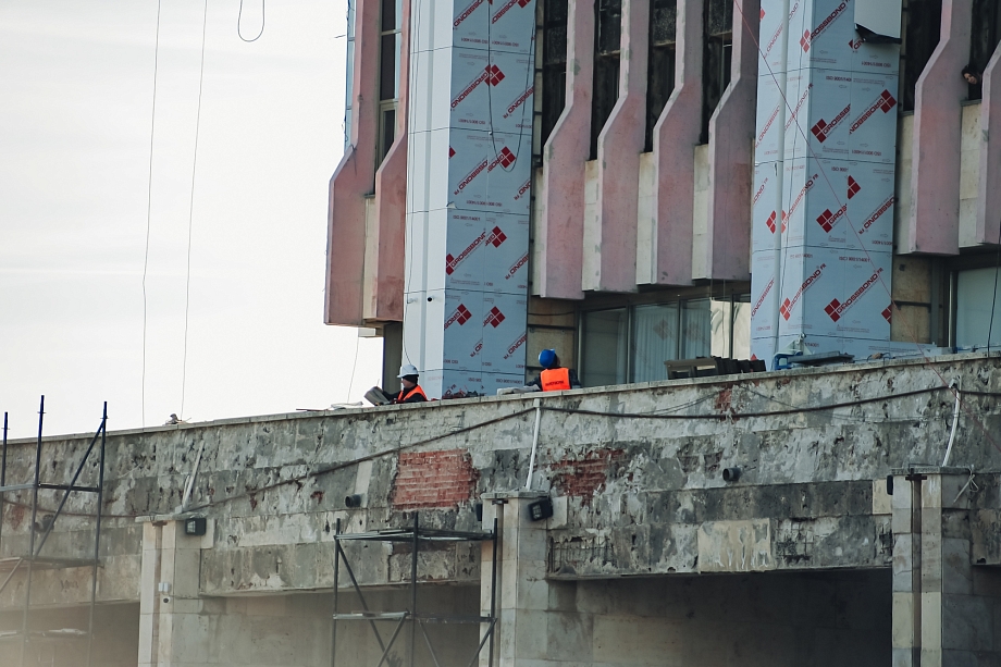 Фото: в Челнах демонтируют часть здания городской мэрии 
