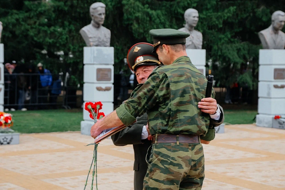 В Челнах почтили память 12 героев, чьи бюсты установлены в парке Победы (фото)