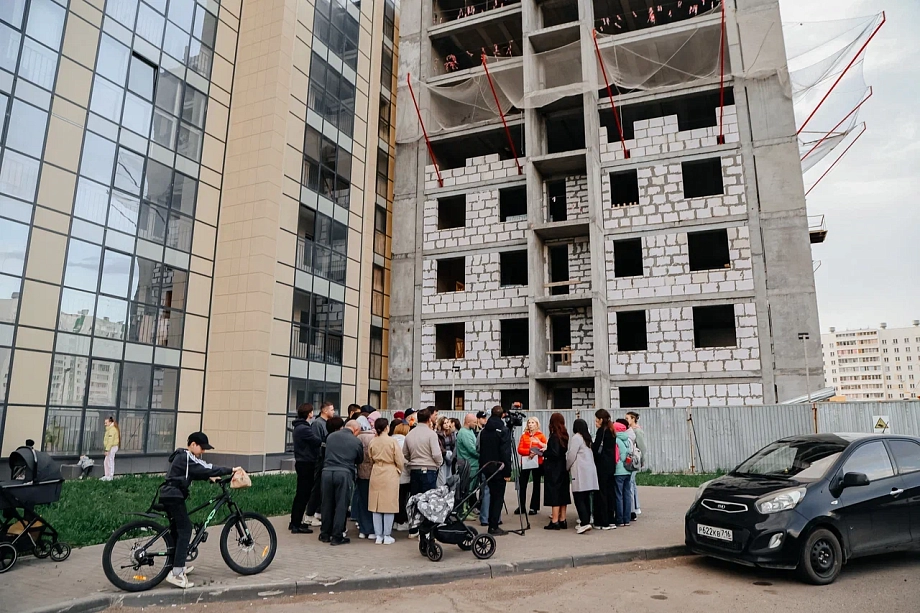 Жители ЖК «Маяк» вышли с бунтом против строительства дома внахлест (фото)