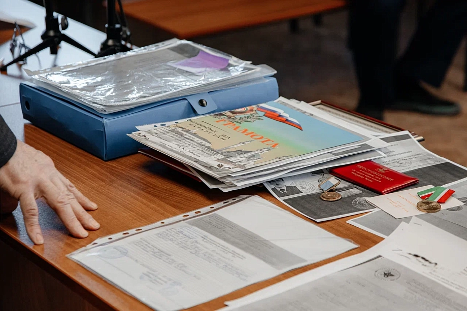 «В результате исключительного содействия Макарова, его должностного положения и авторитета, Сейдаева восстанавливают на обучение…» «В результате исключительного содействия Макарова, его должностного положения и авторитета, Сейдаева восстанавливают на обучение…»