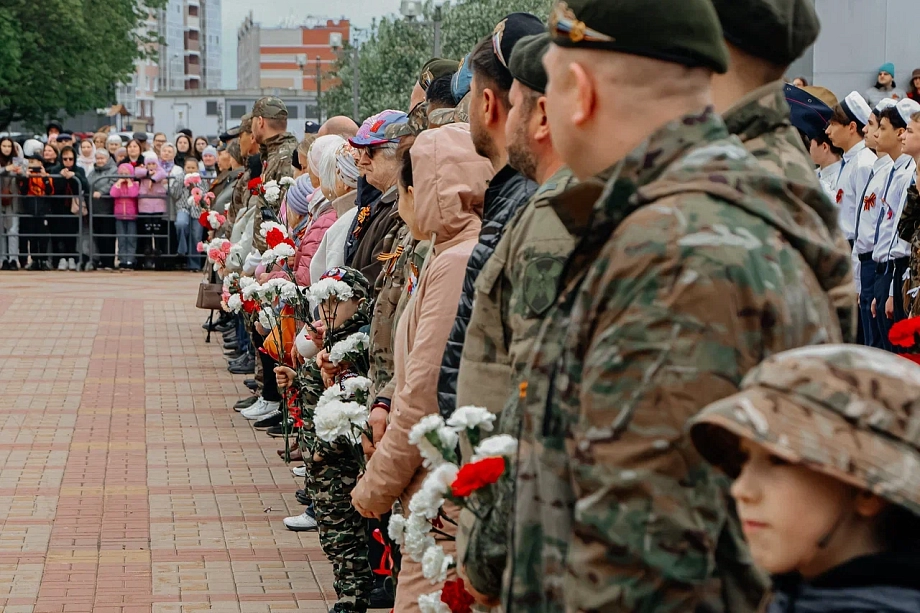 В Челнах почтили память 12 героев, чьи бюсты установлены в парке Победы (фото)