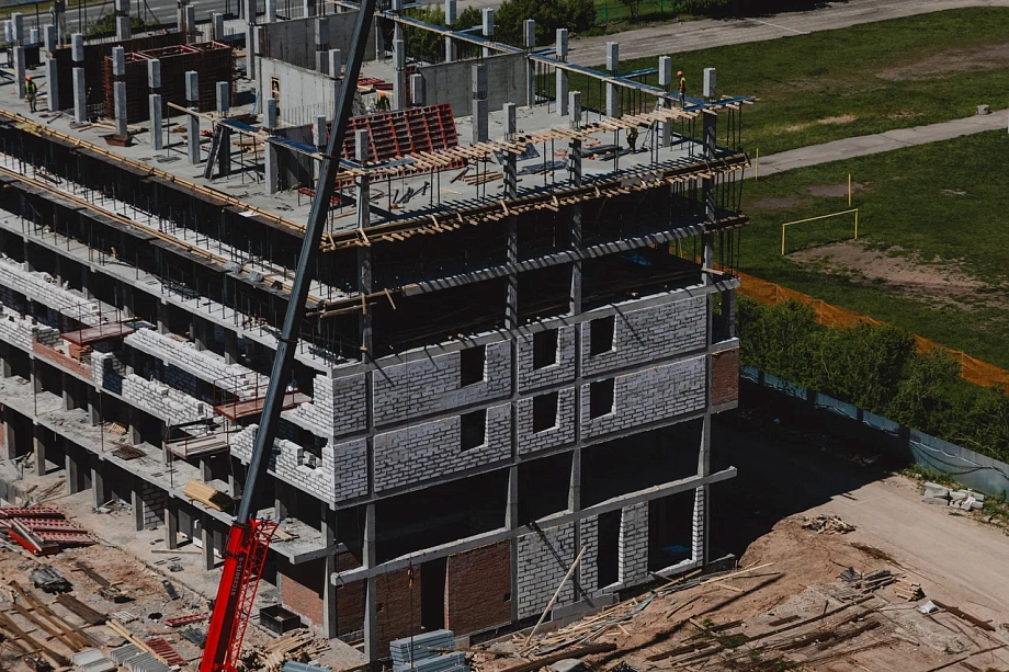 Фото: как в Челнах строят очередную многоэтажку вплотную к кладбищу