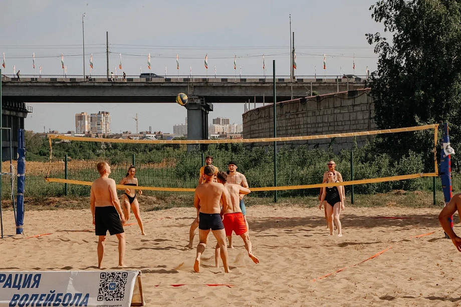 Фото: городские пляжи забиты посетителями, которые спасаются от жары  