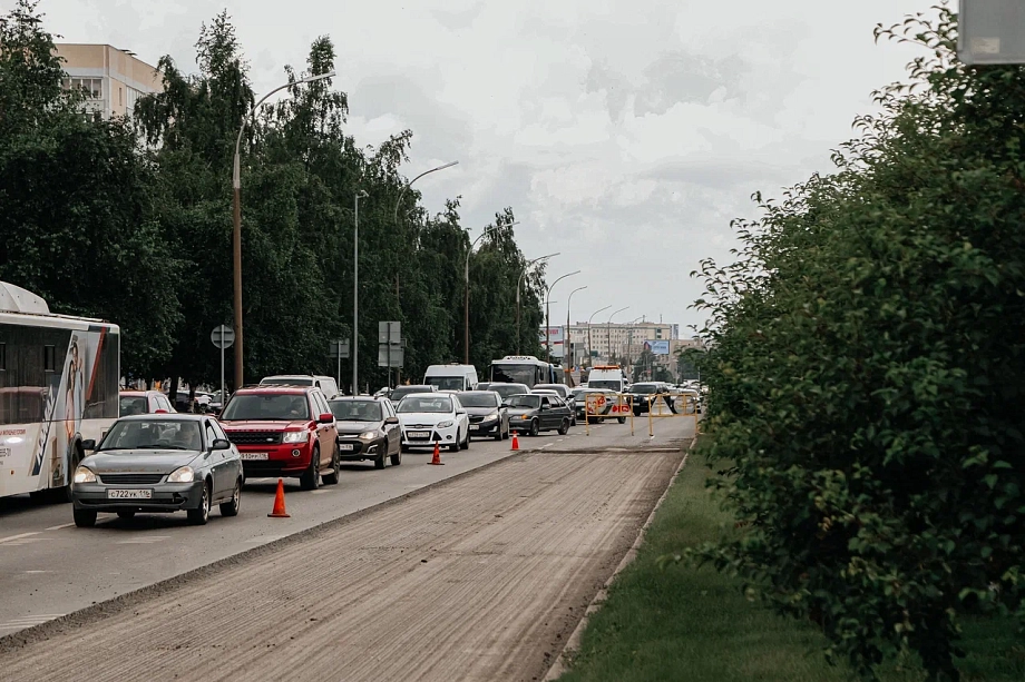 Фото: как ремонт дороги затруднил движение на главной транспортной артерии Челнов