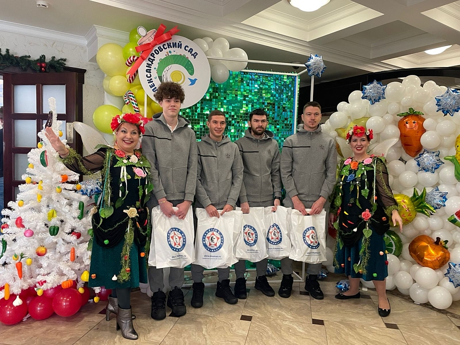 Игроки ФК «КАМАЗ» поздравили детей-инвалидов с наступающим Новым годом 