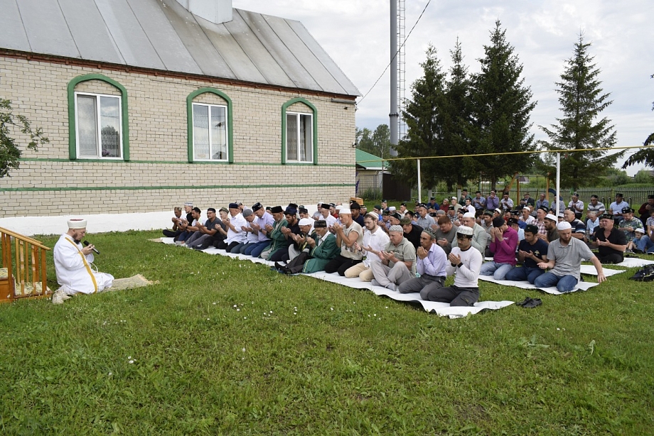 Фаил Камаев в Курбан-байрам посетил мечеть в Нижнем Суык-Су
