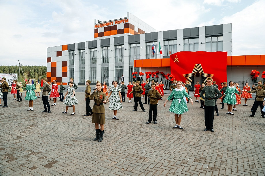 Фото: Минниханов посещает поселок Новый, который стал участником масштабной акции 