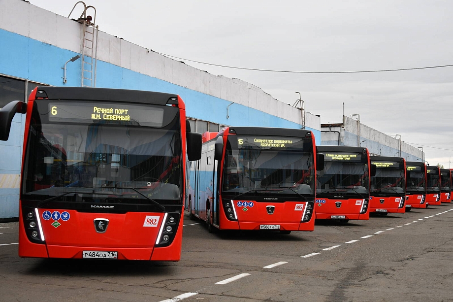 Минниханову показали автобусы «КАМАЗа», которые выйдут на маршруты Казани (фото)