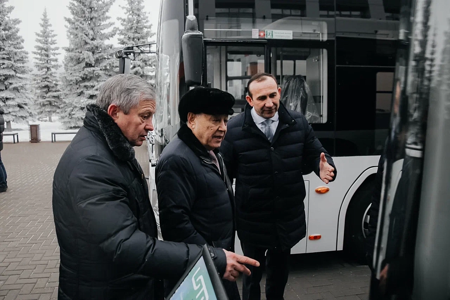 «В одной деревне меня пенсионер попросил выкопать погреб. Я говорю: у вас же район есть, депутат»