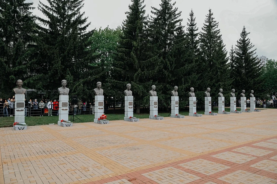 В Челнах почтили память 12 героев, чьи бюсты установлены в парке Победы (фото)