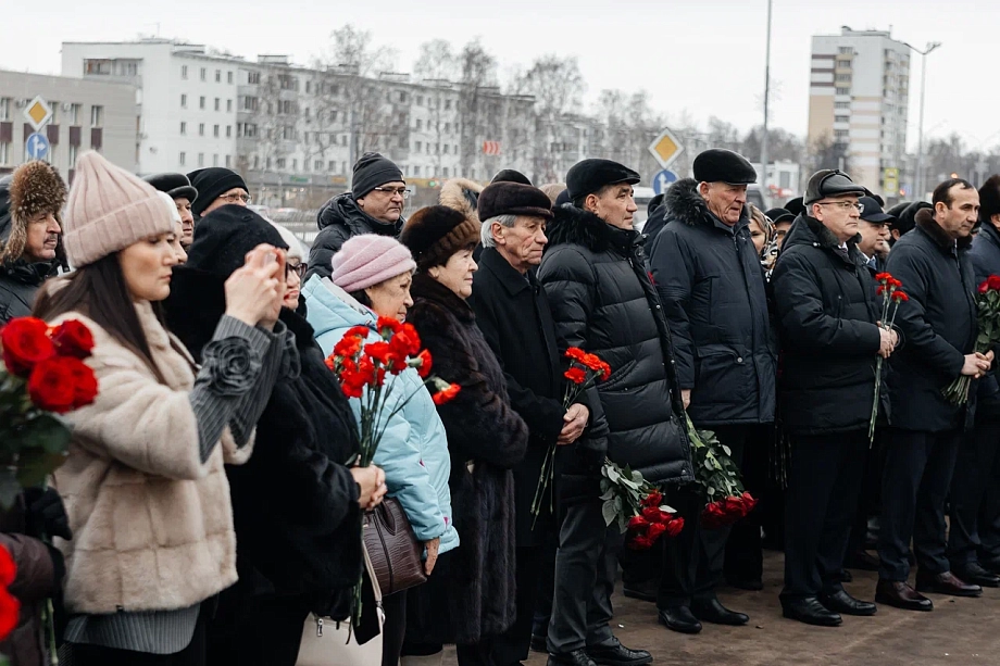 Фото: в Челнах почтили память первого руководителя города Раиса Беляева 