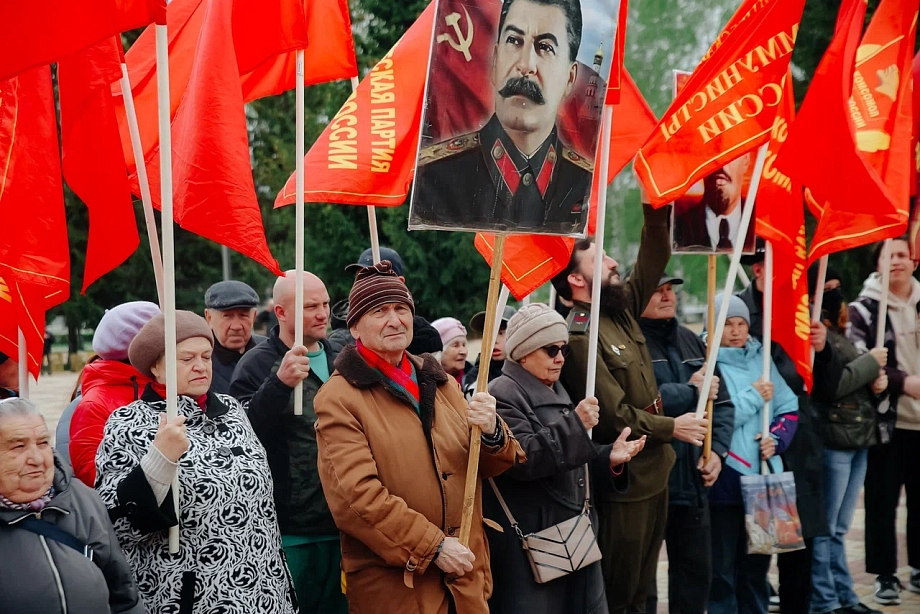 Гурьева вывела коммунистов в парк Победы на первомайский митинг (фото)