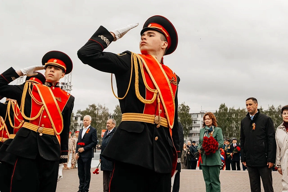 Силовики, депутаты и чиновники: как несли Вахту Памяти в Челнах (фото)