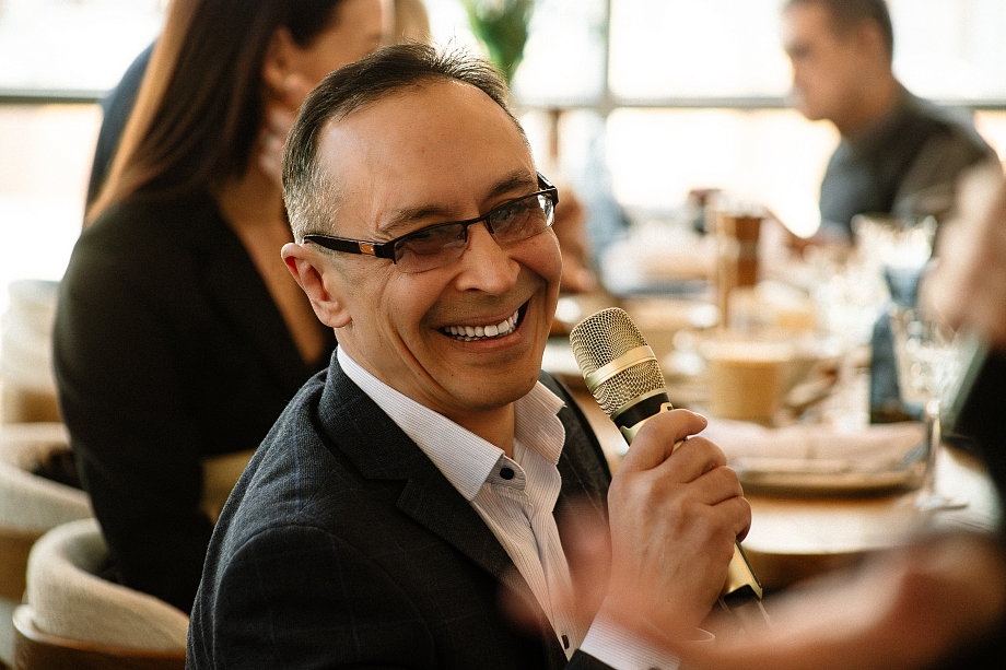 Разговор на бизнес-завтраке Дариной закончился битьем посуды