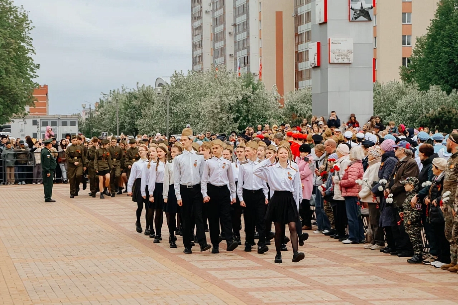 В Челнах почтили память 12 героев, чьи бюсты установлены в парке Победы (фото)