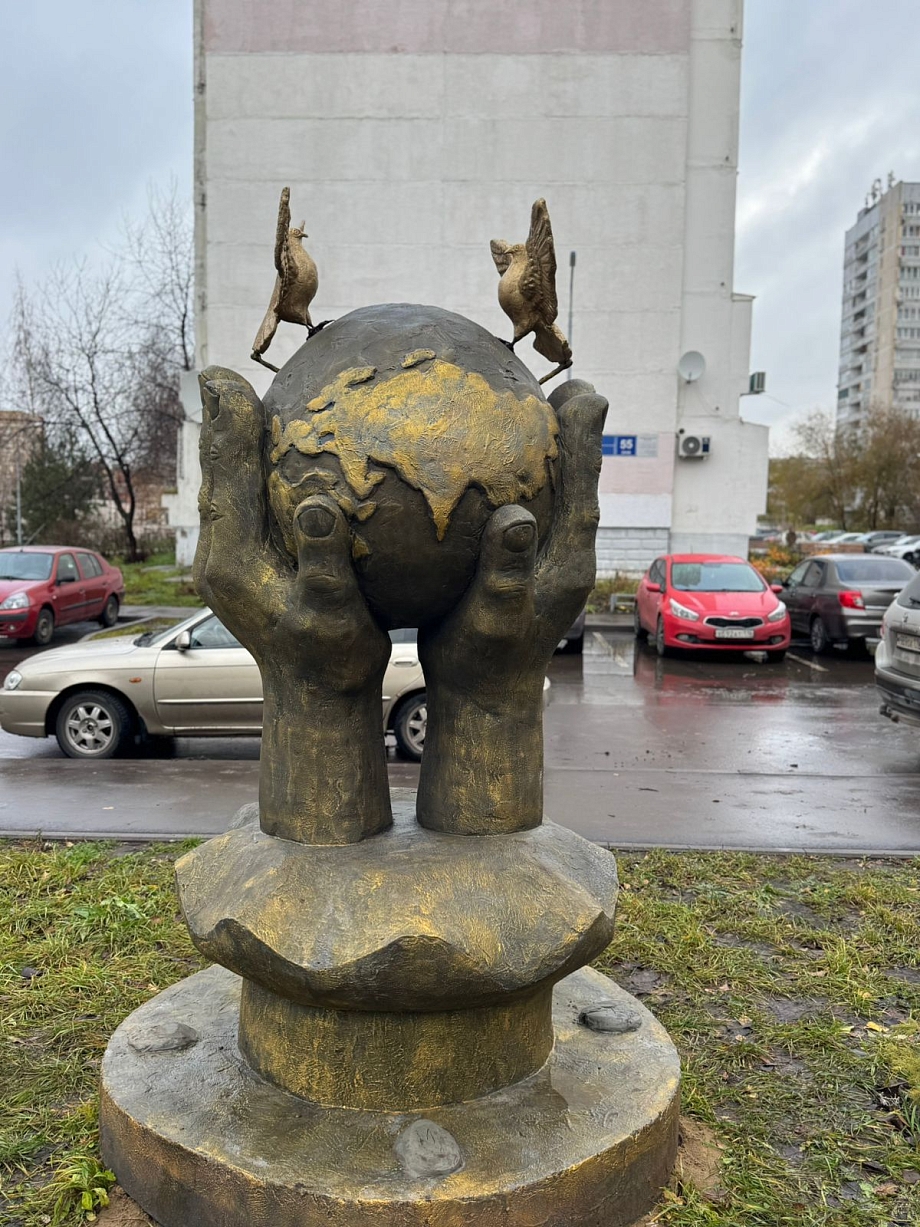 В Челнах установили трехтонную скульптуру во дворе жилого дома В Челнах установили трехтонную скульптуру во дворе жилого дома