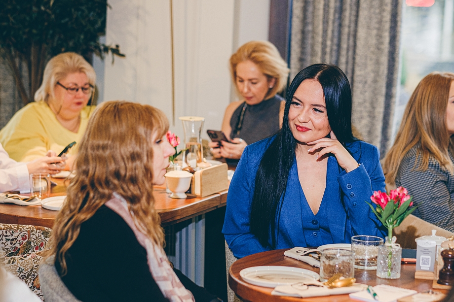 Встреча «Про это» с Тановой: зачем Дарина удалила из зала фотографа и оператора