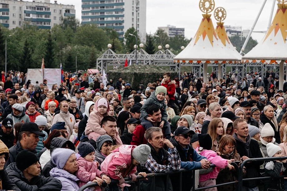 Фото: в День Победы в Челнах угощают солдатской кашей и учат плести сети