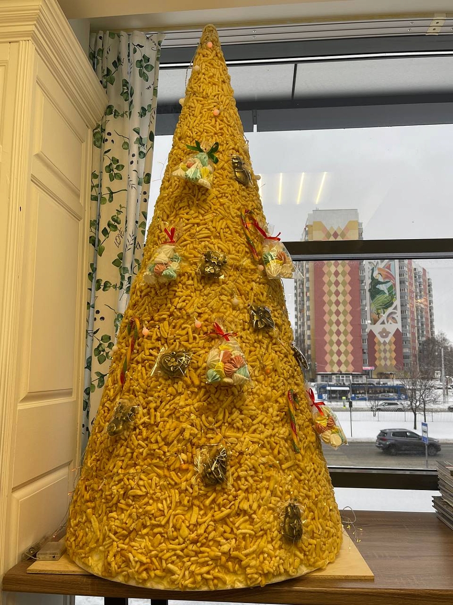 Кондитер из Челнов приготовила гигантскую елку из чак-чака высотой 1,5 метра