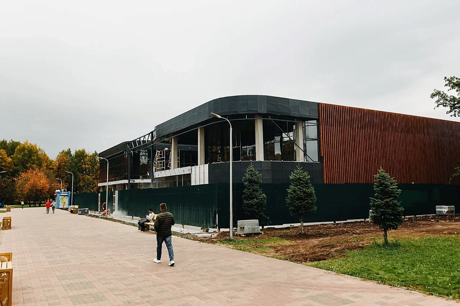 Фото: как идет строительство скандального объекта в парке Победы