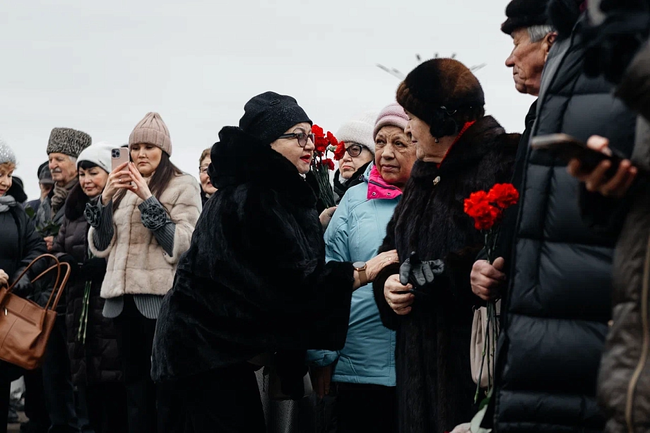 Фото: в Челнах почтили память первого руководителя города Раиса Беляева 