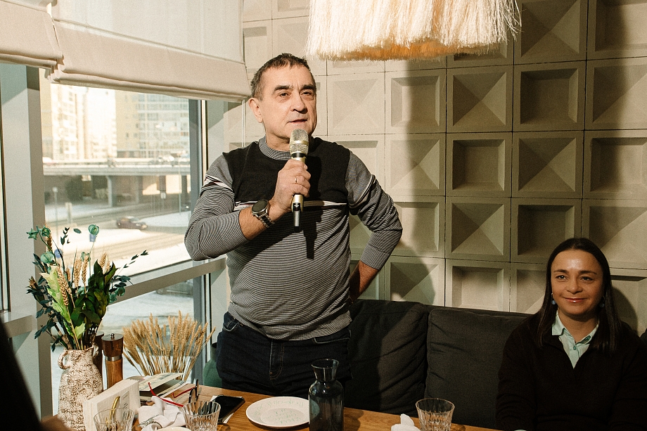 Разговор на бизнес-завтраке Дариной закончился битьем посуды