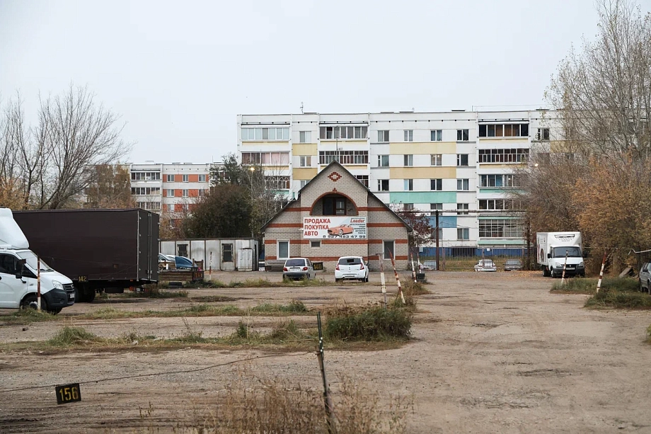 За скандальную землю в 49-м комплексе власти отдали участок с автостоянкой (фото)