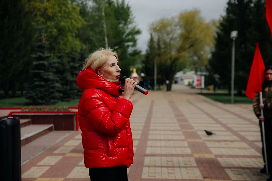 Гурьева вывела коммунистов в парк Победы на первомайский митинг (фото)