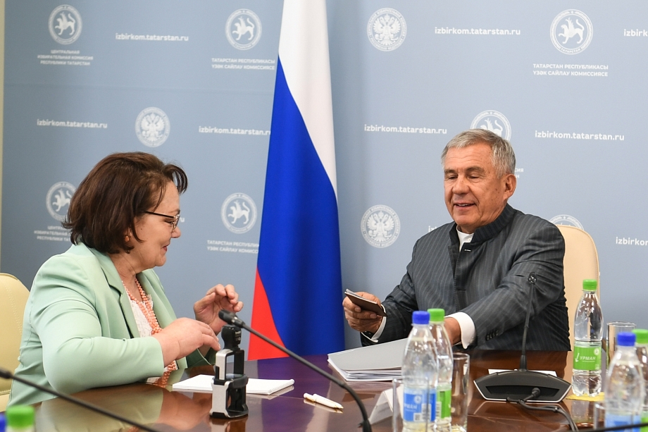 Минниханов подал документы в ЦИК для участия в выборах 