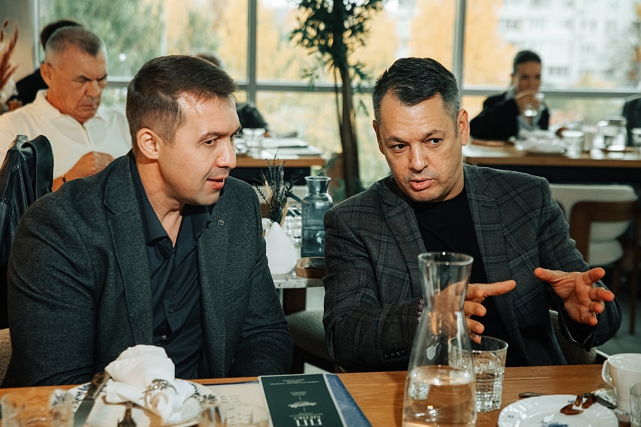 «Тяжело, долго, дорого, но весело». Что говорили на бизнес-завтраке про КВН