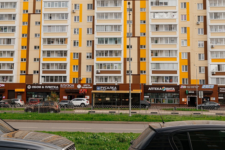 Фото: как алкомаркеты и магазины, торгующие табаком, заполоняют новые ЖК