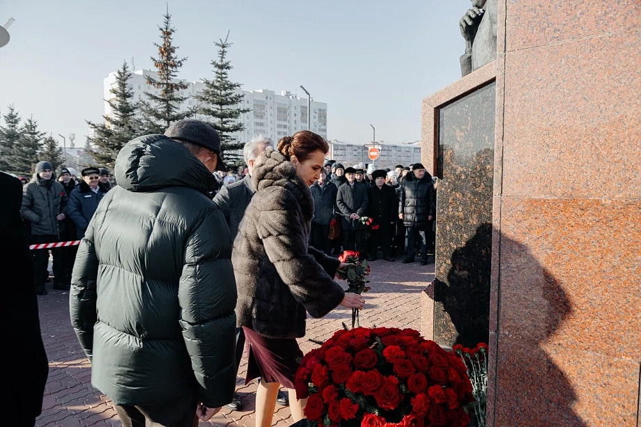 В Челнах возложили цветы в честь первого гендиректора «КАМАЗа» Васильева (фото)