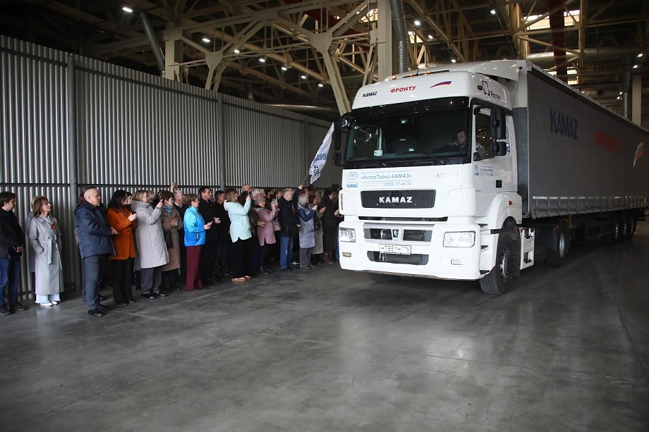 Машины, запчасти, походные бани и чак-чак – «КАМАЗ» отправил в зону СВО 26-й конвой