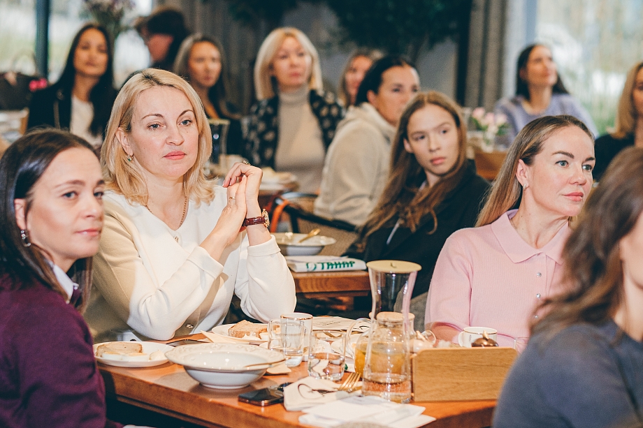 Встреча «Про это» с Тановой: зачем Дарина удалила из зала фотографа и оператора