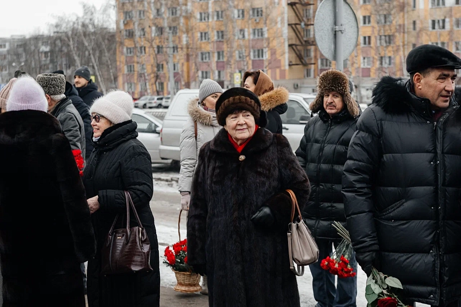 Фото: в Челнах почтили память первого руководителя города Раиса Беляева 