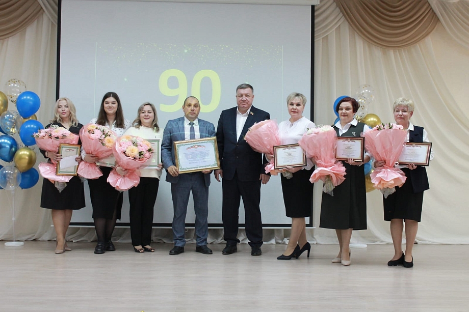 Марсель Мингалимов поздравил с 90-летием школу №1 