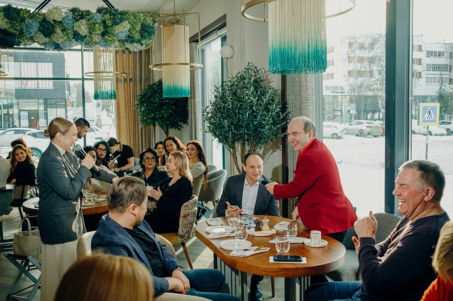 Песков, Афанасьев, оперный певец. Кто еще отметился на бизнес-завтраке Дариной