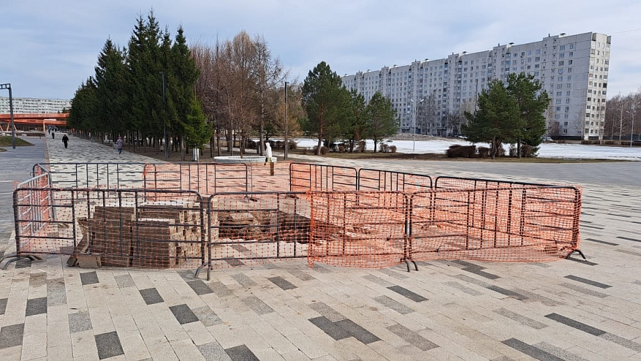 Обновленной площади Азатлык потребовался ремонт (фото)