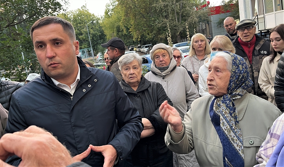 Салахов вышел к митингующим противникам стройки Бибишева 
