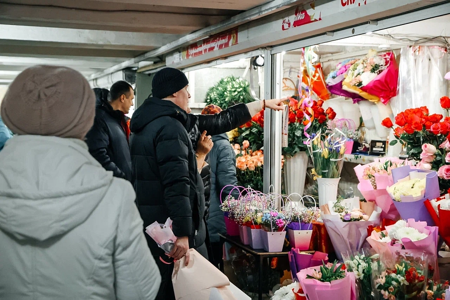 Фото: ажиотаж в цветочных магазинах – челнинцы скупают букеты