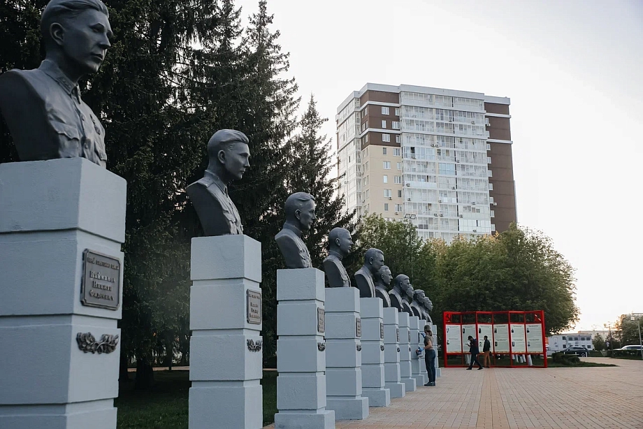 Фото: каким получился бюст Героя России Сергея Чебнева